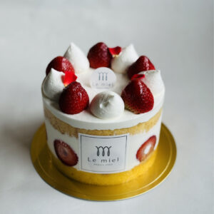 生クリームデコレーション（イチゴ飾り）