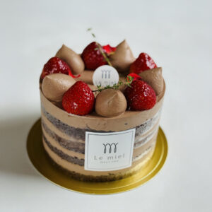 チョコ生クリームデコレーション（イチゴ飾り）