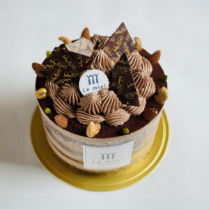 チョコ生クリームデコレーション（ナッツ飾り）